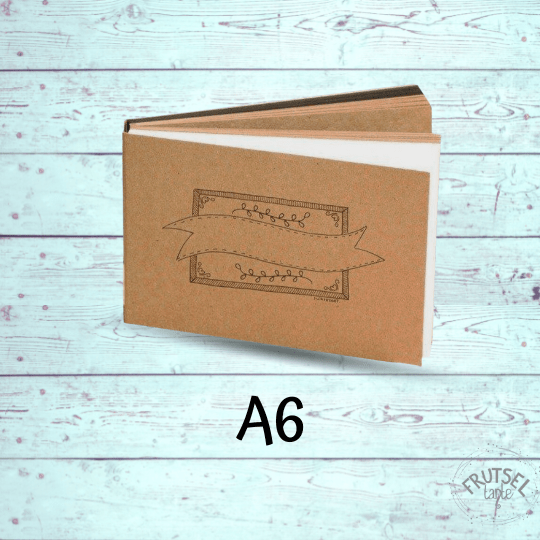 Handletter blok A6 open Handletterblok A6 Papicolor, 60 vellen, waarvan 10 x wit 160 gram, 10 x wit 240 gram, 10 x kraft bruin 100 gram, 10 x kraft bruin 220 gram, 10 x kraft zwart 100 gram en 10 x kraft zwart 220 gram.