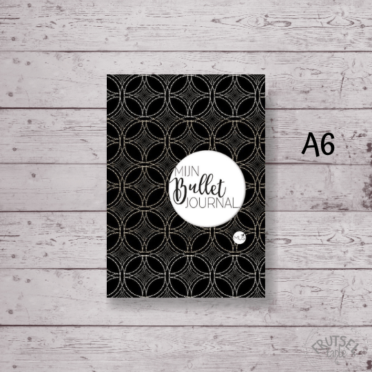 MUS Bullet Journal black gold Pocket A6, softcover, 120 grams off white pagina's met lichtgrijze stippen, 128 pagina's